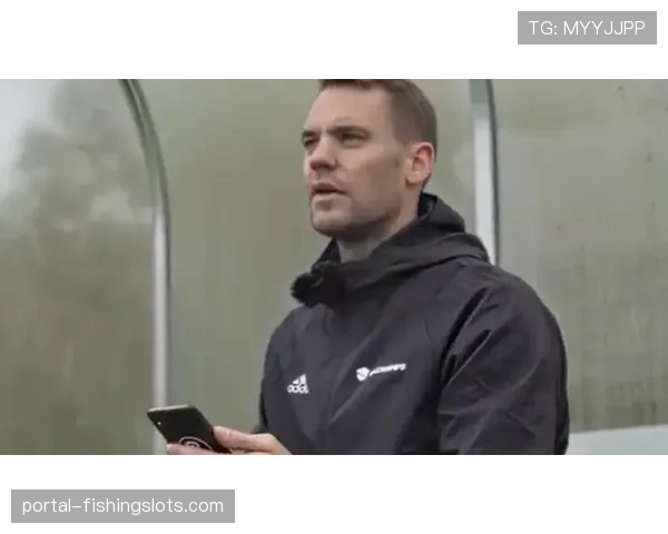 诺伊尔赛后在混合采访区的落寞身影,一代门神面临生涯抉择 诺伊尔赛后在混合采访区的落寞身影,一代门神面临生涯抉择